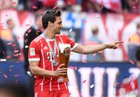 Fussball, 1. Bundesliga  Saison 16/17: Jubel FC Bayern Muenchen mit Schale