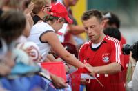 Fussball 1. Bundesliga: Ivica Olic schreibt den Fans Autogramme (FCB)