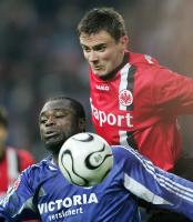 Fussball 1. Bundesliga: Schalke - Frankfurt, Zweikampf