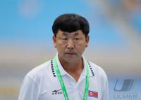 FUSSBALL INTERNATIONAL: Trainer Kim Jong Hun (Nordkorea)
