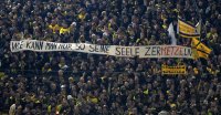 Fussball 1. Bundesliga : BVB Fans mit einem Banner: WIE KANN MAN NUR SEINE SEELE ZERMETZELN