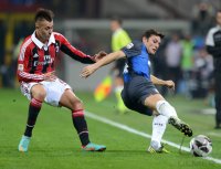 FUSSBALL International Serie A 2012/2013:  Stephan El Shaarawy (li, AC Mailand) gegen Javier Zanetti (Inter Mailand)