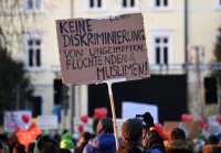 Kundgebung im Tuebinger Anlagenpark: 1200 Menschen demonstrierten gegen die einrichtungsbezogene Impfpflicht
