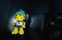Fussball International  FIFA Praesident  BLATTER  mit WM 2010  Maskottchen Zakumi