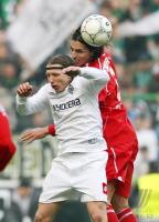 Fussball 1. Bundesliga: Moenchengladbach - Stuttgart, Zweikampf