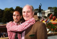FUSSBALL 1. BUNDESLIGA: Franck Ribery umarmt  Praesident Uli Hoeness (v. li., FC Bayern Muenchen)