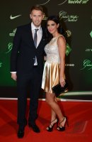 Fussball, 1. Bundesliga Saison 2012/2013: Aaron Hunt posiert mit Ehefrau Semrah