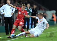 Fussball U21-EURO 2011 Halbfinale:  Xherdan Shaqiri (li, Schweiz) gegen Ondrej Mazuch (re, Tschechische Republik)