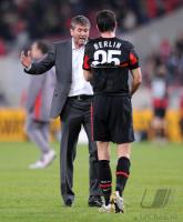 Fussball 1. Bundesliga : Trainer Friedhelm Funkel mit Maximilian Nicu (Hertha)