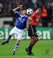 Fussball CHL  Saison 2010/2011: Sergio Escudero Palomo (li, FC Schalke 04) gegen Antonio Valencia (re, Manchester United FC)
