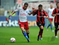 Fussball 1. Bundesliga : Paolo Guerrero (li, Hamburger SV)  gegen Benjamin Koehler (re, Eintracht Frankfurt)