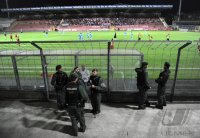 Fussball Regionalliga Sued 2011/2012:  Polizei Aufgebot vor dem Spiel am Gruenwalder Stadion