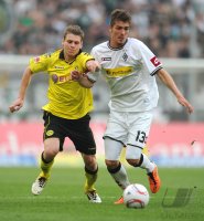 Fussball 1. Bundesliga: Lukasz Piszczek (li, Borussia Dortmund) gegen Roman Neustaedter (re, Borussia Moenchengladbach)