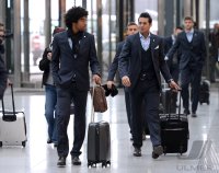 FUSSBALL INTERNATIONAL  CHL  12/13:  Dante und Claudio Pizarro (v. li., FC Bayern Muenchen)