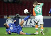 Fussball DFB Pokal: Bremen - Wolfsburg, Zweikampf