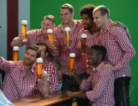 Fussball 1. Bundesliga 14/15: FC Bayern Muenchen Team mit Weissbier