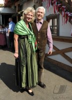 FUSSBALL 1. BUNDESLIGA: Prof. Dr. Fritz Scherer mit Frau Claudia Ide (FC Bayern Muenchen)