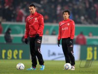 Fussball DFB Pokal, Saison 2011/2012, Viertelfinale: Vedad Ibisevic (li,) mit Shinji Okazaki (VfB Stuttgart)