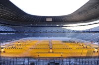 Fussball 1. Bundesliga : Waermelampen in der Allianz Arena zur Bestrahlung des Rasens
