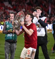 Fussball 1. Bundesliga 24/25: FC Bayern Muenchen feiert die 34. Deutschen Meisterschaft