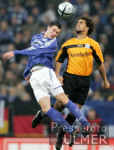 Fussball 1. Bundesliga: Schalke - Bielefeld, Zweikampf