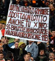 FUSSBALL SERIE A:  Rom Fans mit Plakaten