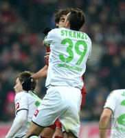 Fussball 1. Bundesliga, Saison 2012/2013:  Javi , Javier Martinez (FC Bayern Muenchen) muss verletzt ausgewechselt werden