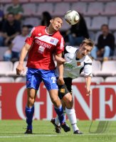Fussball 3. Bundesliga : Marc Nygaard  (li, Unterhaching) gegen Ole Kittner (re, TuS Koblenz)