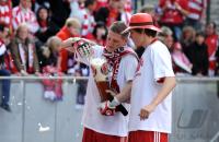 Fussball 1. Bundesliga : Jubel mit Bier Bastian Schweinsteiger, Holger Badstuber (v. li., FCB)