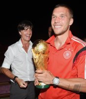 FUSSBALL WM 2014, FINALE: Lukas Podolski (Deutschland) und Bundestrainer Loew (Deutschland) mit WM Pokal