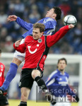 Fussball DFB Pokal: Schalke - Hannover, Zweikampf