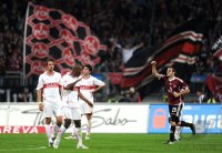 Fussball 1. Bundesliga : JUBEL nach dem TOR zum 2:1 Javier Pinola  (1 FC Nuernberg)