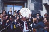 Fussball 1. Bundesliga 1993/1994: Manager HOENESS (FC Bayern Muenchen) mit Schale