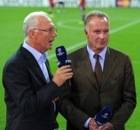 Fussball CHL  Saison 2011/2012: Ehrenpraesident Franz Beckenbauer, Vorstandsvorsitzender Karl Heinz Rummenigge  (v. li., FC Bayern Muenchen)