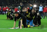 Fussball 1. Bundesliga :  Sebastian Kehl (Borussia Dortmund) mit einer Meisterschale