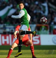 FUSSBALL, 1. BUNDESLIGA, 25. Spieltag: Bremen, OEZIL Einzelaktion