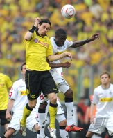 Fussball 1. Bundesliga: Neven Subotic (li, Borussia Dortmund)gegen Mohamadou Mo Idrissou (re, Borussia Moenchengladbach)
