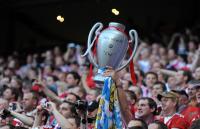 Fussball Champions League Finale: CL POKAL in der Bayern Fankurve