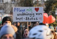 Kundgebung im Tuebinger Anlagenpark: 1200 Menschen demonstrierten gegen die einrichtungsbezogene Impfpflicht