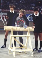Fussball Sportpressefest:  Rummenigge beim Holzsaegen
