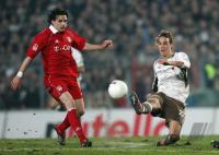 Fussball 1. Bundesliga: St. Pauli - Bayern, Zweikampf