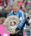 Fussball 1. Bundesliga  FC Bayern Muenchen bekommt die Meisterschale