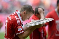 Fussball 1. Bundesliga  Saison  2012/2013:  Bastian Schweinsteiger (FC Bayern Muenchen) mit Schale