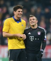 Fussball CHL&Atilde; Saison 12/13:  Jubel nach dem Sieg Mario Gomez und Xherdan Shaqiri (v. li., FC Bayern Muenchen)