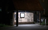 Tuebingen - Hirschau, beschmiertes Bushaltestellenhaeuschen