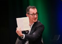 Moderiert von Minister Cem Oezdemir