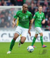 Fussball 1. Bundesliga, Saison 2011/2012: Naldo (SV Werder Bremen) Einzelaktion am Ball