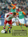 Fussball 1. Bundesliga: Bremen - Koeln, Zweikampf