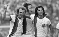 Fussball 1. Bundesliga Saison 1973/1974:  JUBEL Hoeness, Beckenbauer und Mueller (FC Bayern)