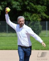 Softball 1. Bundesliga 2021: First Pitch Oberbuergermeister Boris Palmer (Die Gruenen)